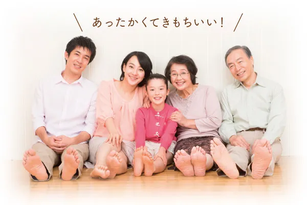 フローリングに座った家族。